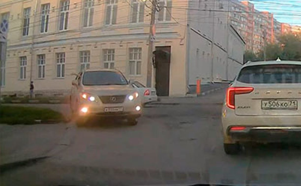 В Туле водитель Lexus показал, как умеет нарушать ПДД