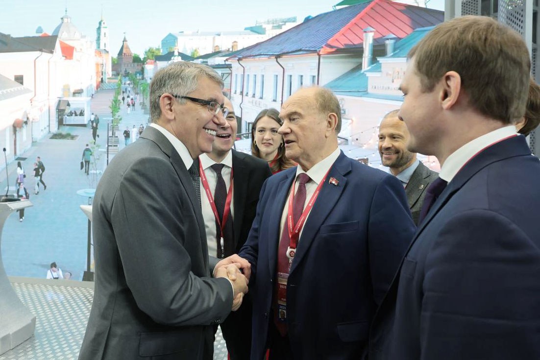 Дмитрий Миляев презентовал Геннадию Зюганову стенд Тульской области