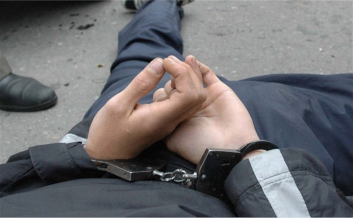 Кимовский полицейский «оседлал» дебошира, который пытался от него сбежать
