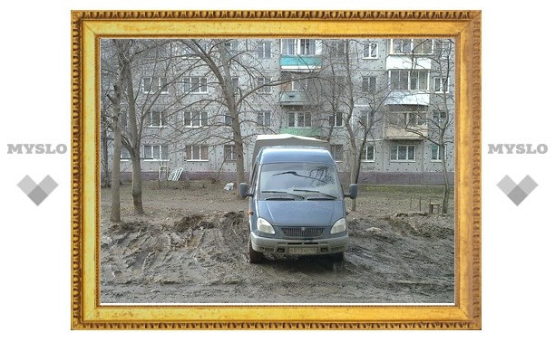 Грузовики превратили двор в парковку