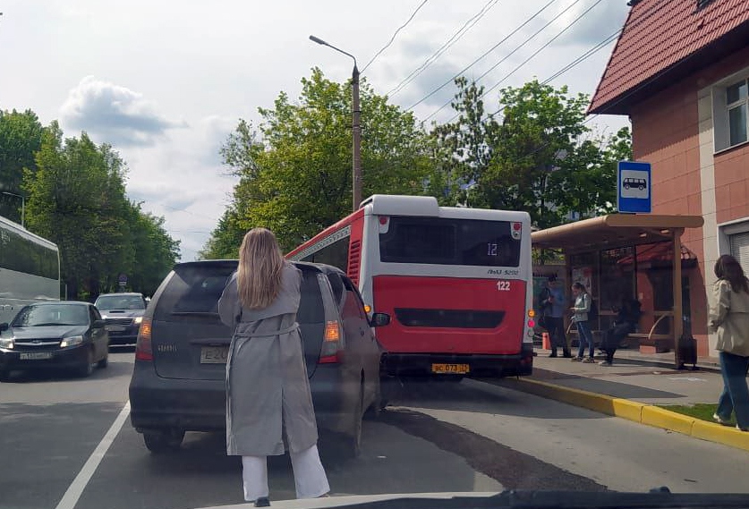 На ул. Демонстрации женщина на минивэне врезалась в автобус