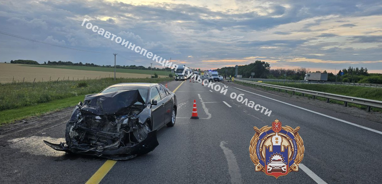 В Ефремове автоледи на Chevrolet влетела в попутную Toyota и ограждение