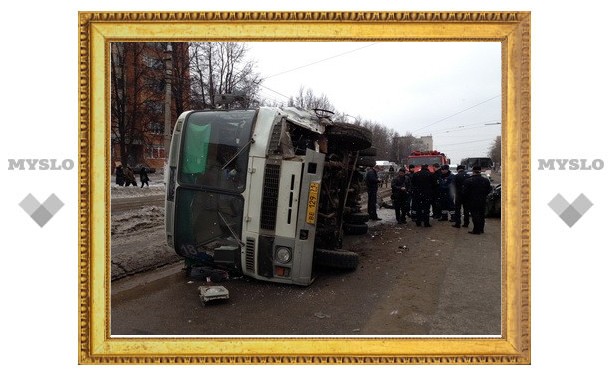 Автобус перевернулся после столкновения с иномаркой