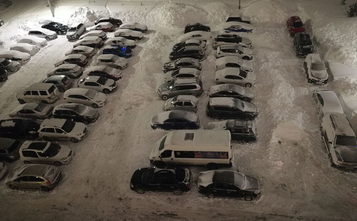 «Мой рабочий день закончен»: в Туле тракторист уехал, заблокировав машины на парковке