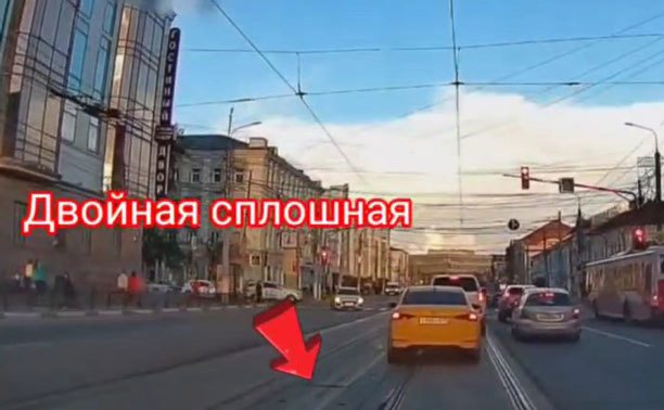 В центре Тулы таксист не захотел ждать очереди на поворот