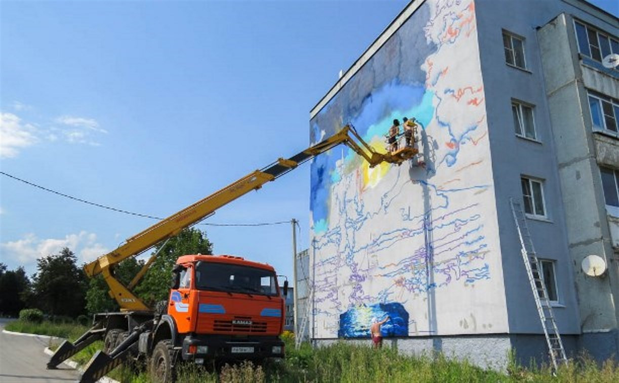 Самарские райтеры начали рисовать граффити на фасаде дома в пос. Иншинский