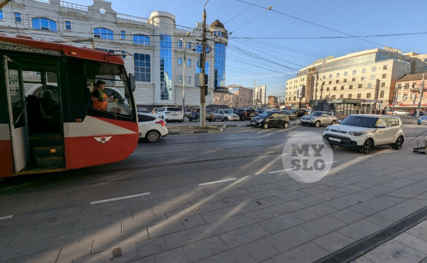 В центре Тулы водитель Kia припарковался прямо на трамвайных путях и ушел