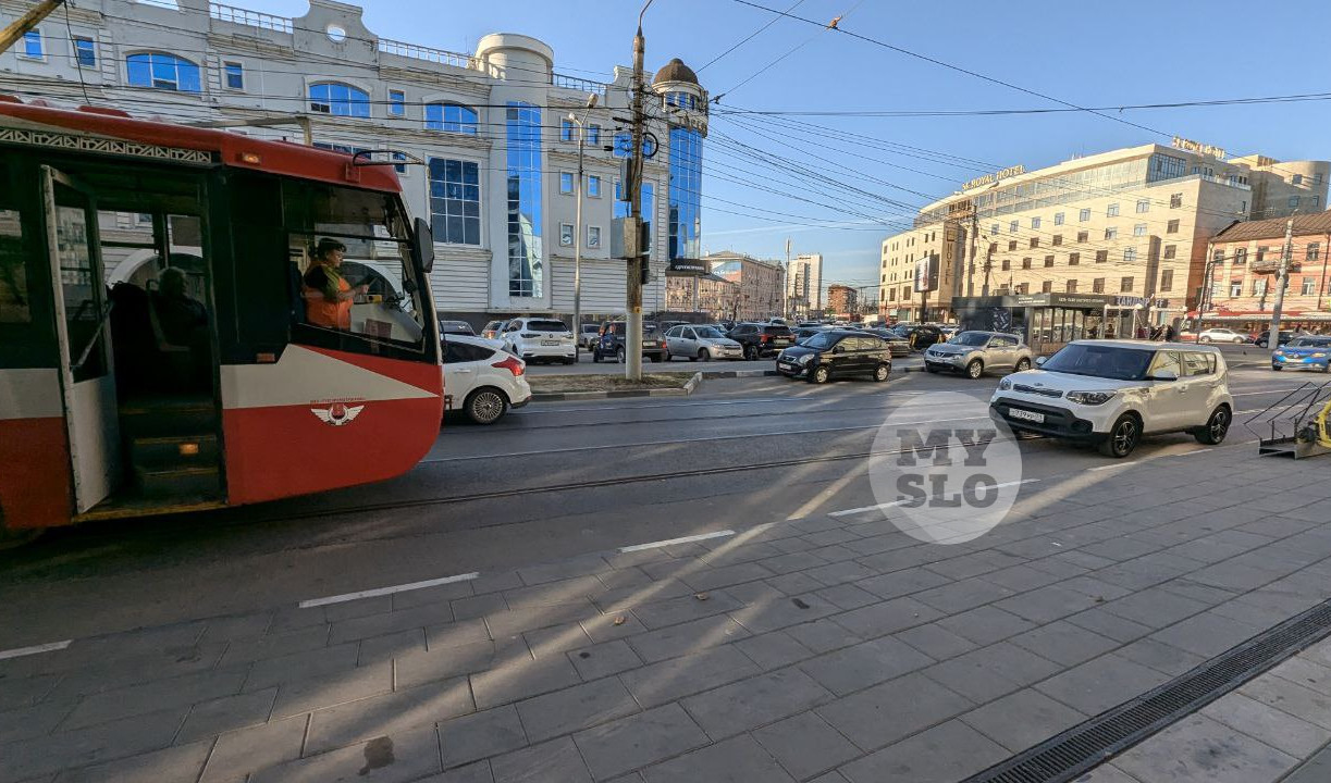 В центре Тулы водитель Kia припарковался прямо на трамвайных путях и ушел