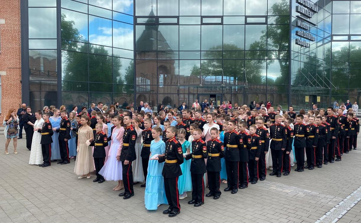 В Туле прошли балы Тульского суворовского военного училища в духе петровских ассамблей