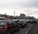 На проспекте Ленина из-за столкновения «Нивы» и троллейбуса образовалась автомобильная пробка