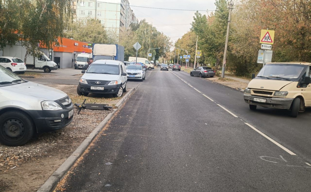 На ул. Луначарского туляк на электросамокате влетел в стоящий автомобиль