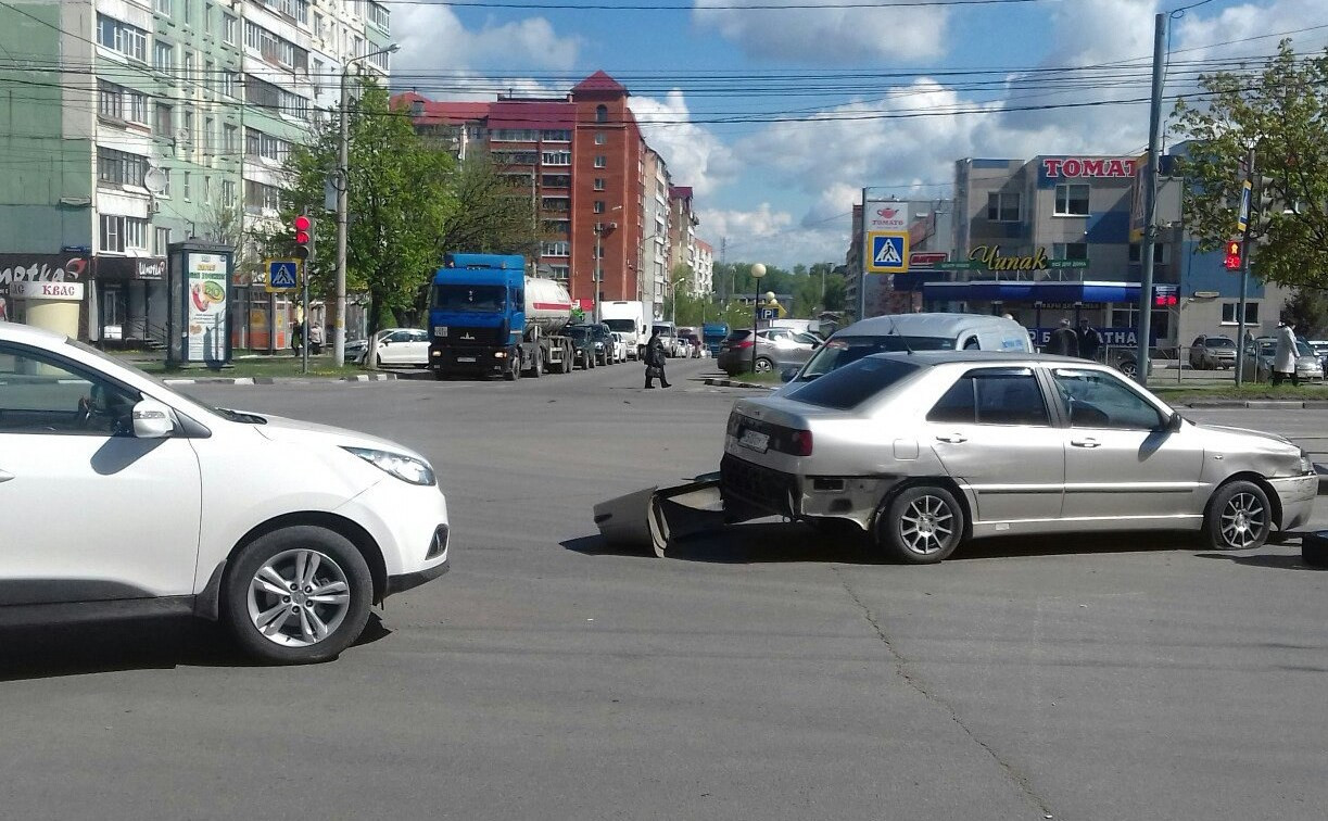 В Туле на пересечении улиц Степанова и Ложевой произошло ДТП
