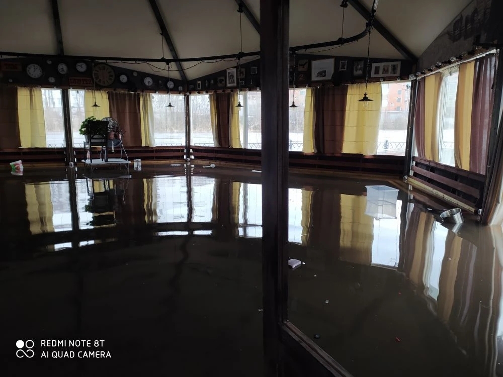 Сотрудники «Том Сойера» показали, как выглядит затопленное кафе изнутри