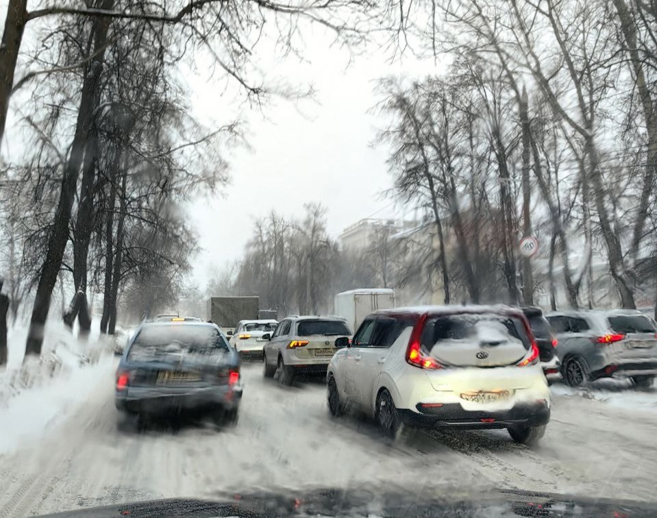 Белый плен: Тулу сковали гигантские пробки из-за снегопада