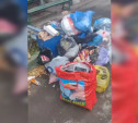 Жители дома на Косой Горе выносят мусор на место ликвидированной помойки, а администрация возвращает его к подъездам