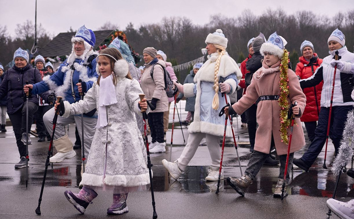 В Центральном парке Тулы состоялся фестиваль «Заход Снегурочек». Фоторепортаж