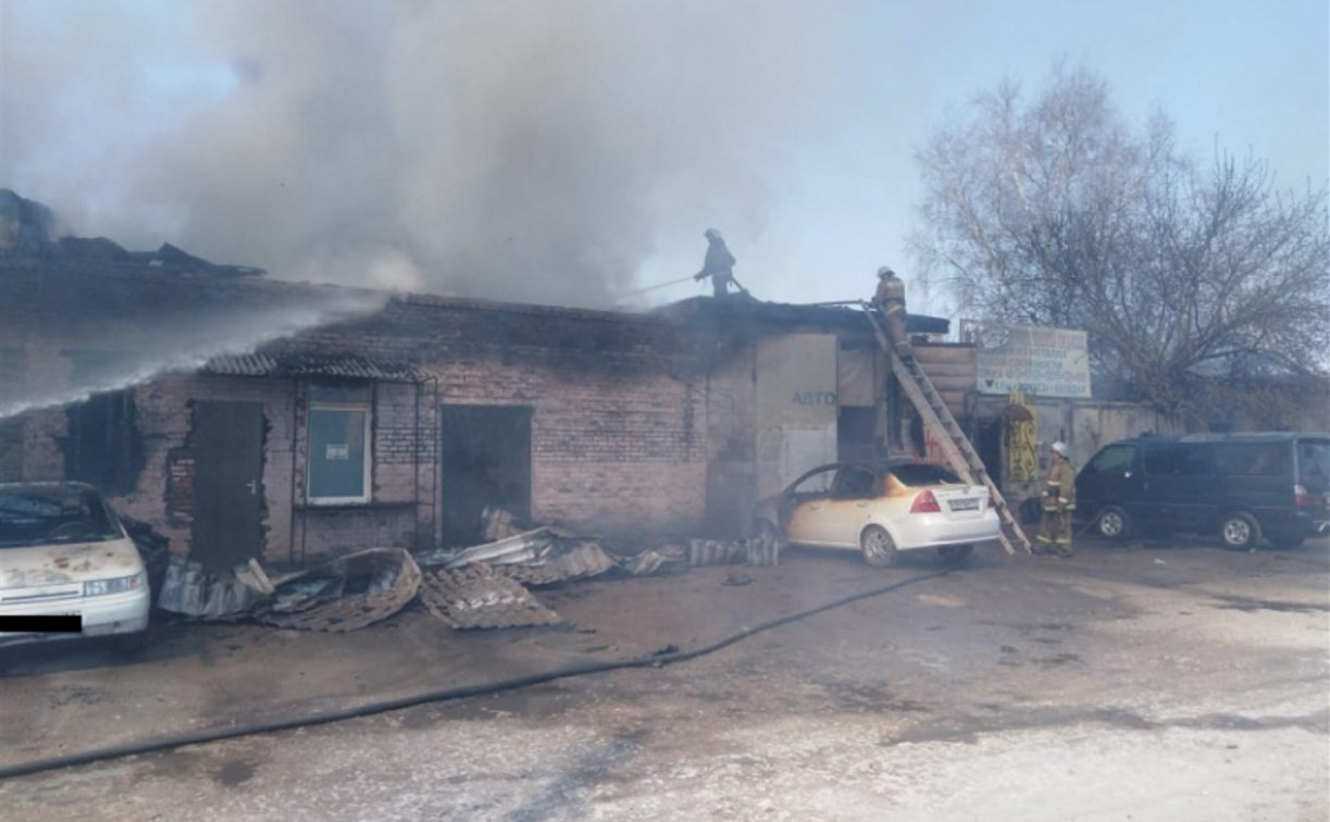 Пожар в Алексине: огонь с магазина перекинулся на три автомобиля