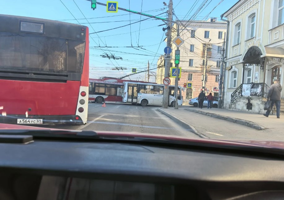 В Заречье троллейбус столкнулся с автобусом: собралась огромная пробка