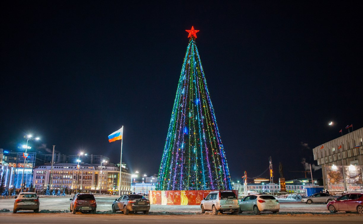 Новый год на площади Ленина: ледяной самовар, глинтвейн, блины и фейерверк