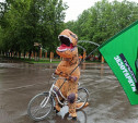 В Туле по Центральному парку разъезжал тираннозавр на велосипеде: видео