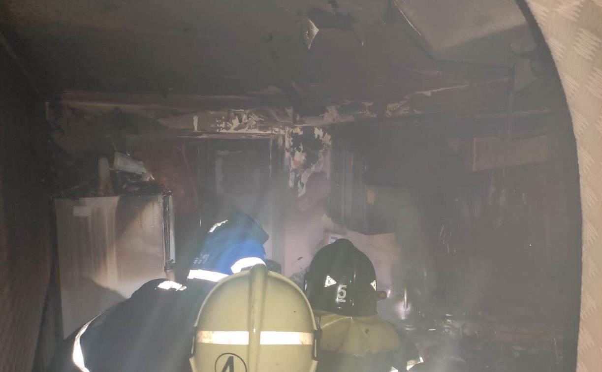 Ночной пожар в Иншинском: пожарные эвакуировали из горящего дома 20 человек