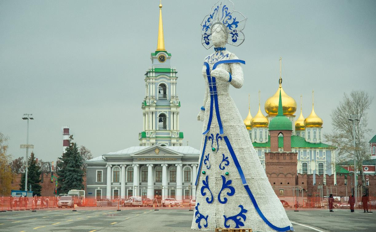 На площади Ленина установили 10-метровую Снегурочку