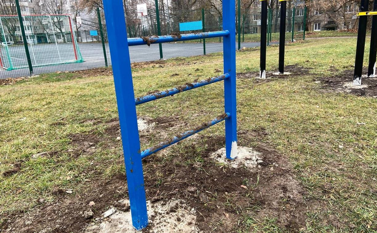 «Просто выкопали ямы и залили цементом»: туляки жалуются на новую спортивную площадку возле школы