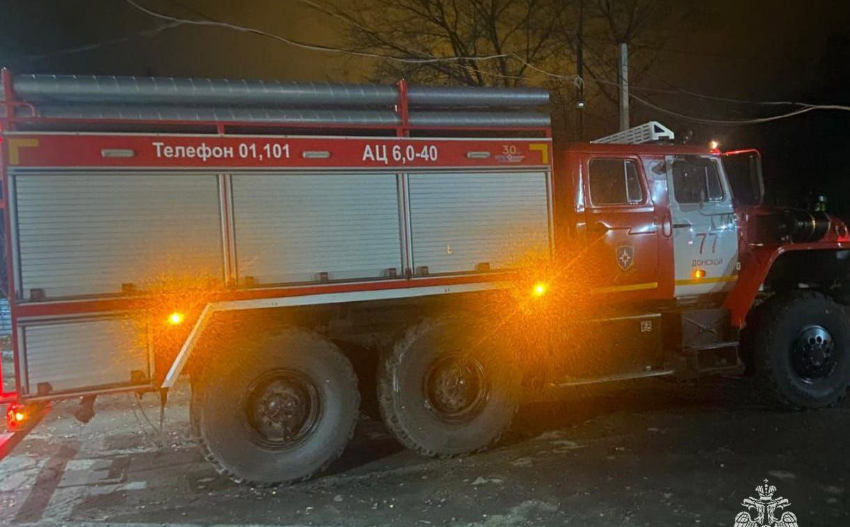 При пожаре в Донском спасатели эвакуировали пятерых человек