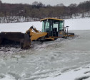 В Богородицке затонувший в пруду бульдозер вмерз в лед
