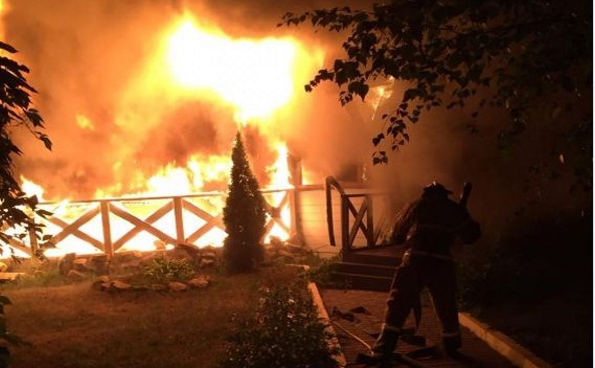 Серьезный пожар: в Алексине сгорел ресторан «Веранда»