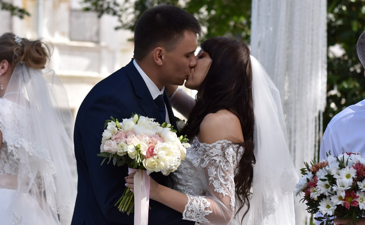 В Тульском кремле одновременно поженились 10 пар