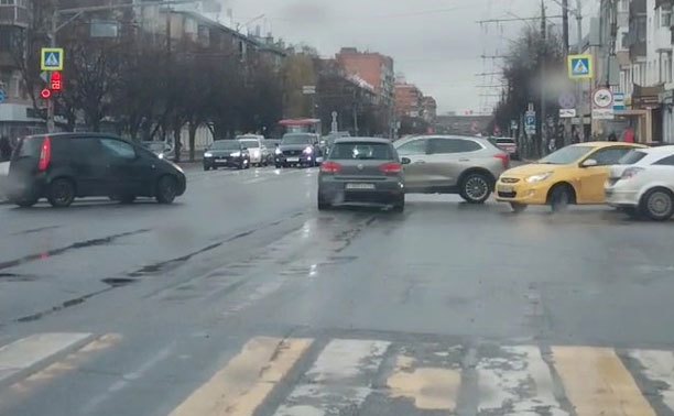 В Туле водитель проехал на красный и создал проблему