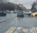 В Туле водитель проехал на красный и создал проблему