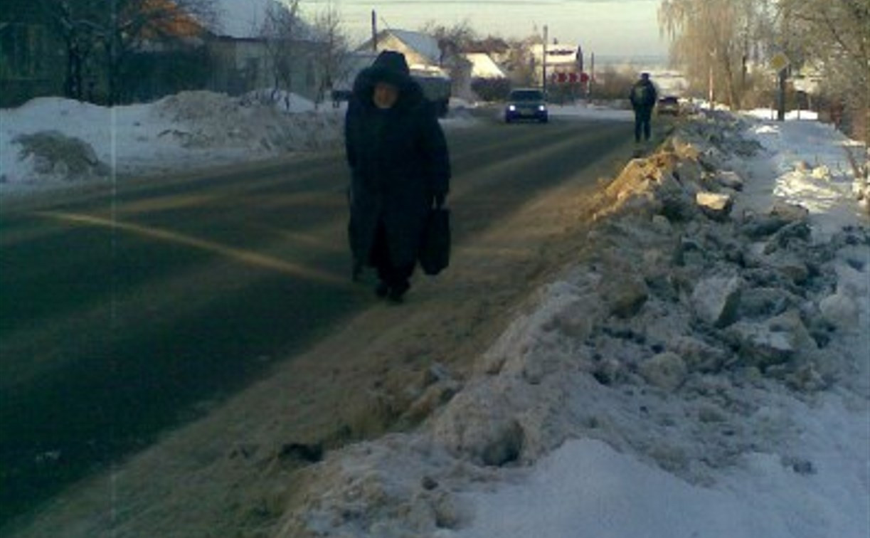 Коммунальщики засыпали в Туле снегом тротуар