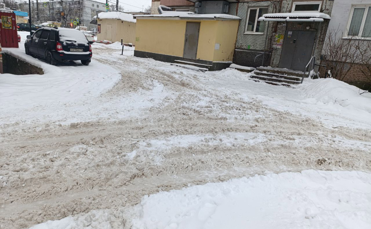 «Дворы не чищены, с коляской не пройти!» — туляки жалуются на плохую работу управляющих компаний