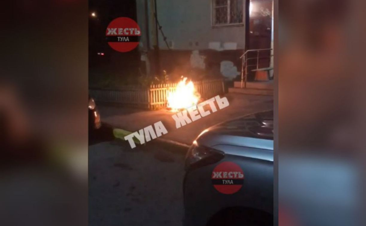 Ночью во дворе многоквартирного дома в Туле сгорел электросамокат