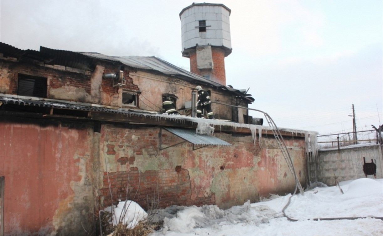 Более двух часов пожарные тушили огонь на территории ООО «Белевский продукт»