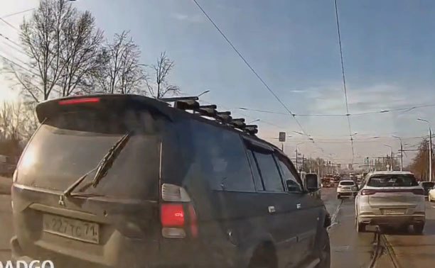 На ул. Пролетарской водитель внедорожника едва не устроил ДТП