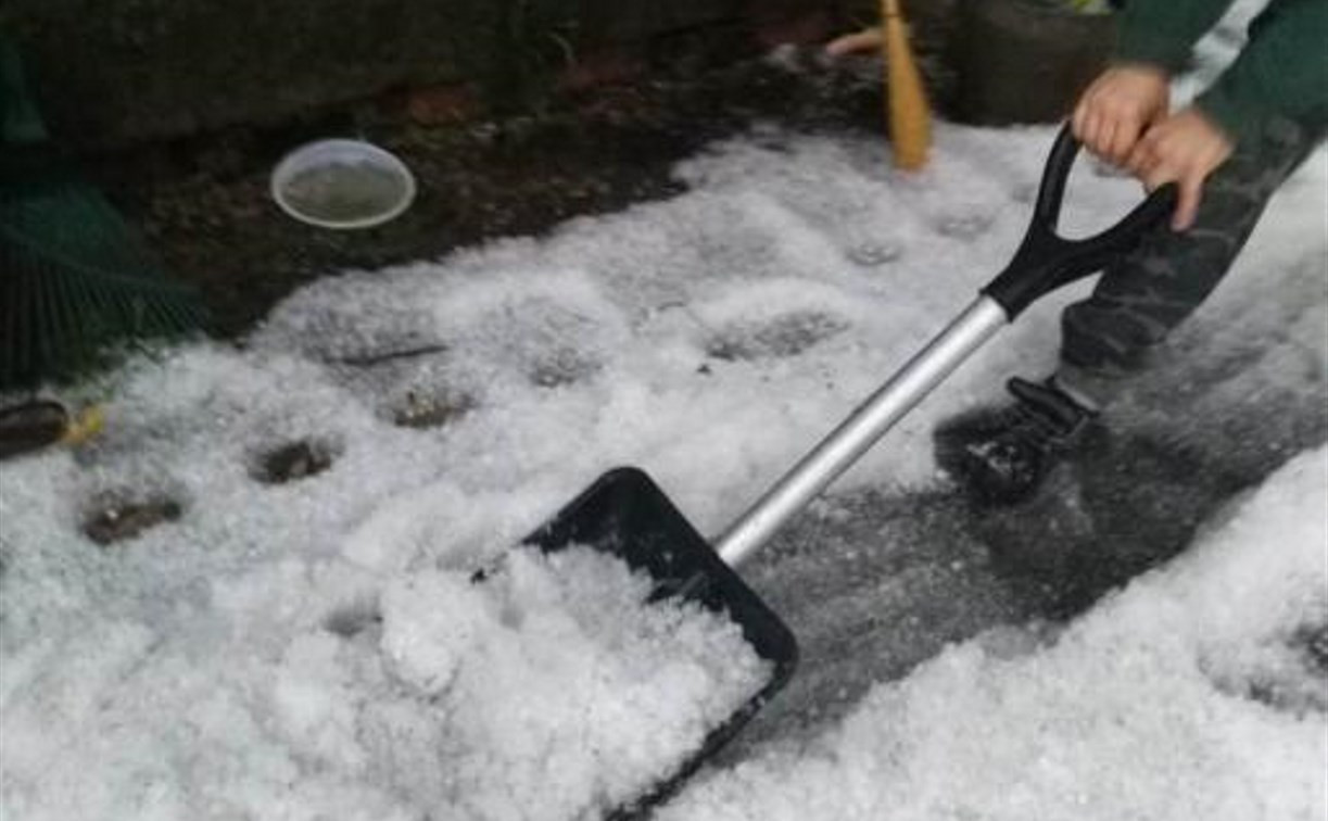 В Тульской области выпавший град убирали снеговыми лопатами