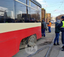 В Туле трамвай «спрыгнул» с рельсов и врезался в автомобиль