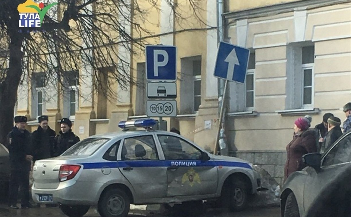 В центре Тулы автомобиль вневедомственной охраны попал в ДТП