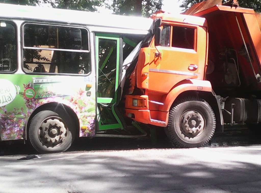 В Туле пассажирский автобус столкнулся с КамАЗом