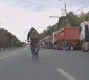 На пр. Ленина велосипедист жестко подрезал мотоциклиста