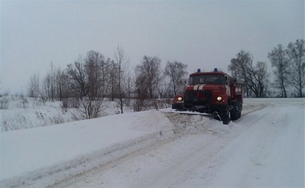 Пожарные помогают расчищать дороги Тульской области от снега