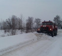 Пожарные помогают расчищать дороги Тульской области от снега