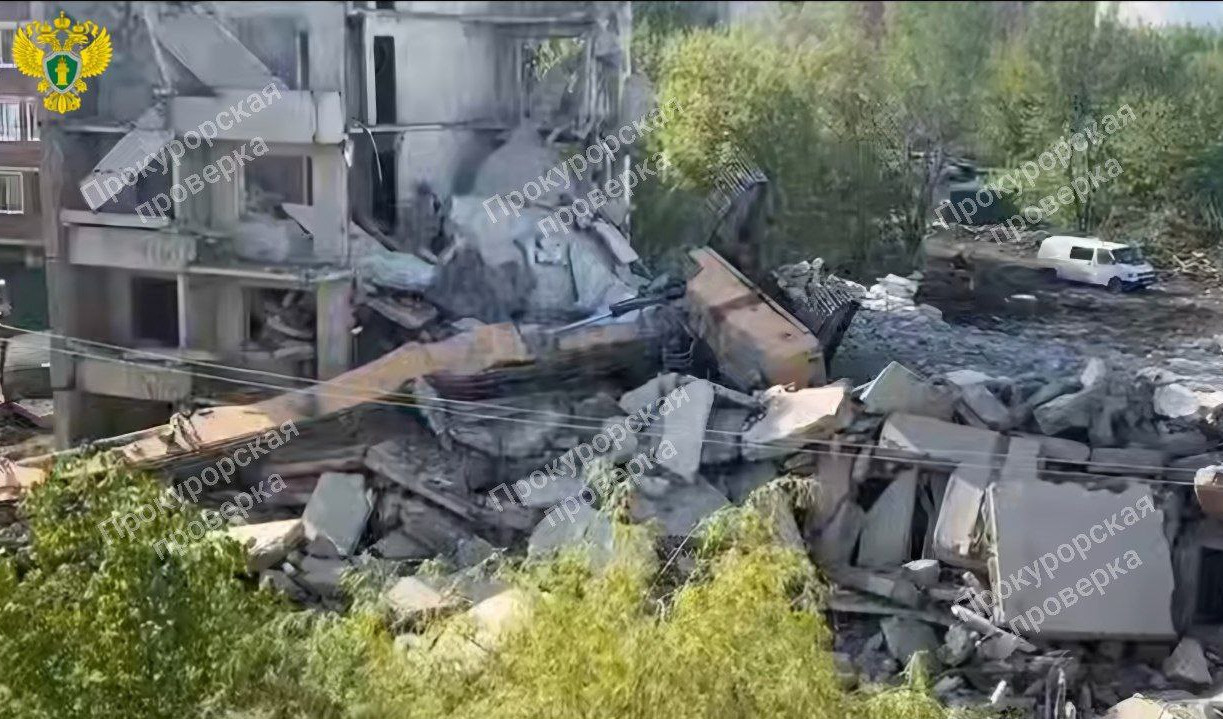 При сносе пятиэтажного дома в Липках рухнул экскаватор 