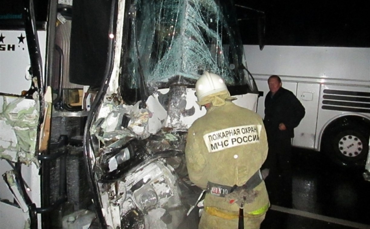 В Венёвском районе туристический автобус столкнулся с грузовиком