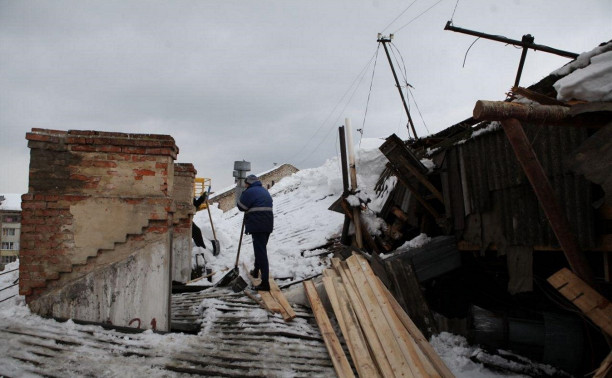 Рухнувшую под тяжестью снега крышу тульского дома начали ремонтировать