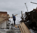 Рухнувшую под тяжестью снега крышу тульского дома начали ремонтировать