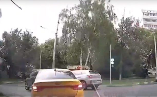 На ул. Луначарского нарушитель ПДД едва не спровоцировал ДТП